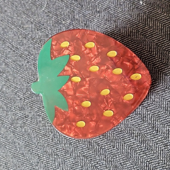Very big Strawberry hair clip - Picture 3 of 5